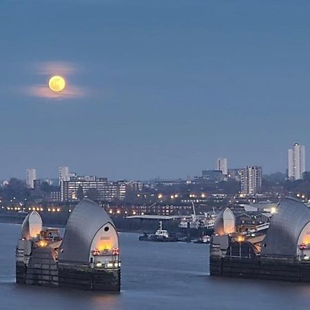 Large Double Room Overlooking The Thames Londýn Exteriér fotografie